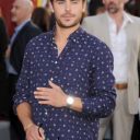 zac-efron-rock-of-ages-los-angeles-premiere-33.jpg