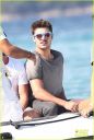 zac-efron-shirtless-july-4-saint-tropez-02.jpg