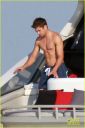 zac-efron-shirtless-july-4-saint-tropez-03.jpg