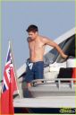 zac-efron-shirtless-july-4-saint-tropez-05.jpg