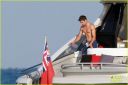 zac-efron-shirtless-july-4-saint-tropez-06.jpg