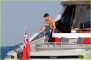 zac-efron-shirtless-july-4-saint-tropez-07.jpg