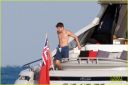 zac-efron-shirtless-july-4-saint-tropez-08.jpg