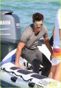 zac-efron-shirtless-july-4-saint-tropez-10.jpg