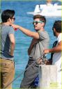 zac-efron-shirtless-july-4-saint-tropez-11.jpg